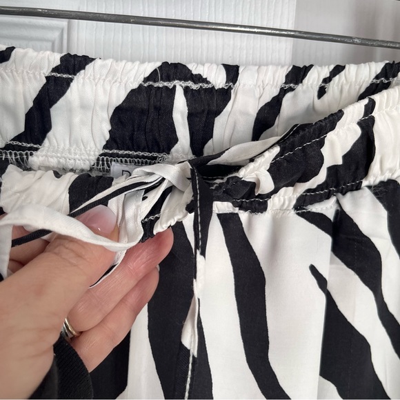 ⭐️Host Pick⭐️BERSHKA ELASTIC WAIST WIDE LEG SATIN TROUSERS - Picture 4 of 9